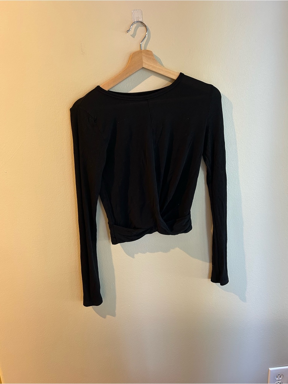 ALO Yoga Black Long-Sleeve Twist-Front Top